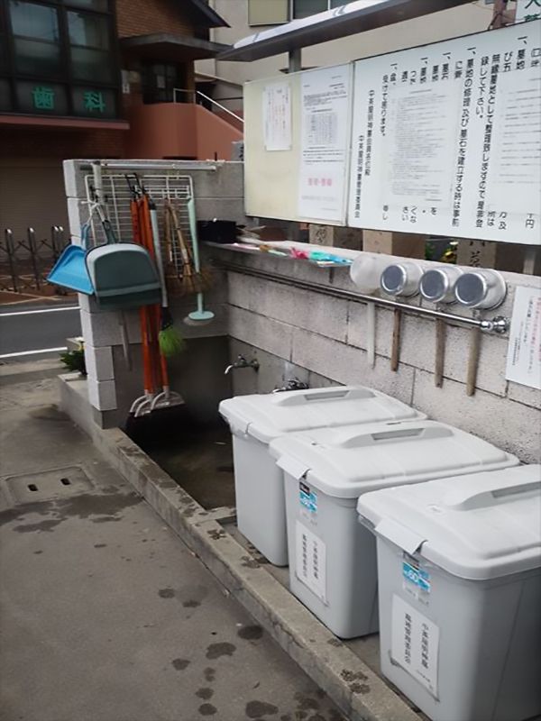 中茶屋明神墓地　水汲み場と参拝道具