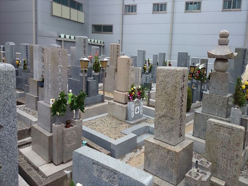 遠里小野霊園　花が供えられた墓石