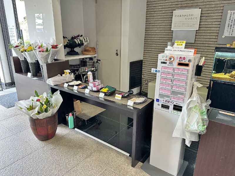 お線香、お花など販売しています。