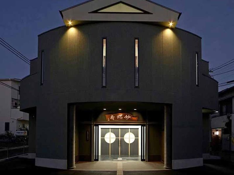 本堂外観（夕景）