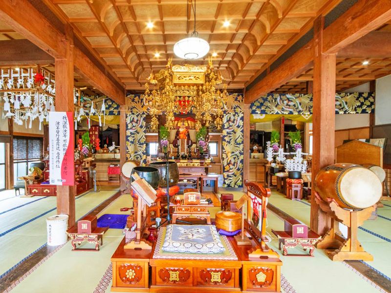 堂内の祭壇