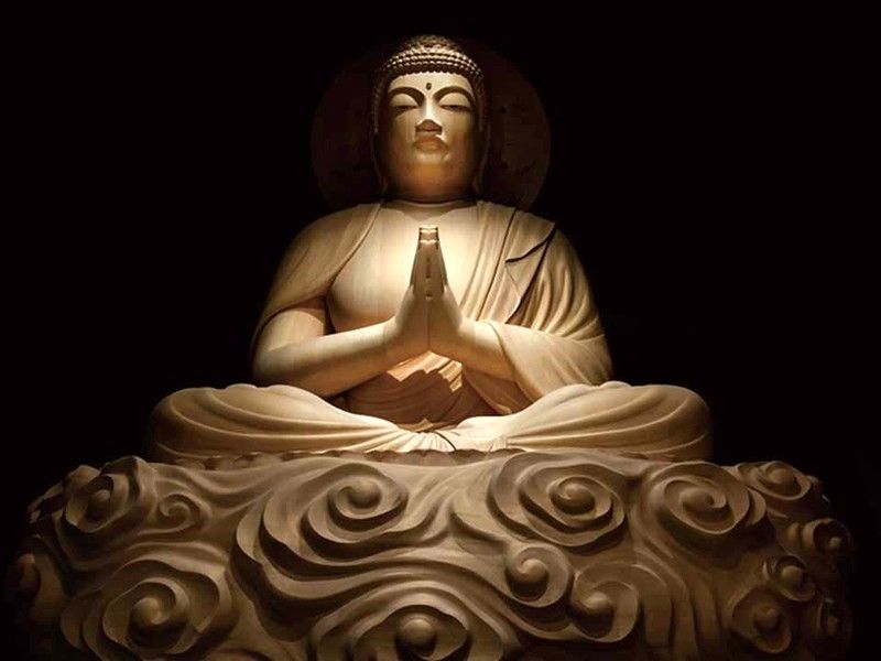 大佛師・渡邊勢山氏作の木彫の池袋大仏。身丈約5ｍの虚空に浮かぶ釈迦如来座像です