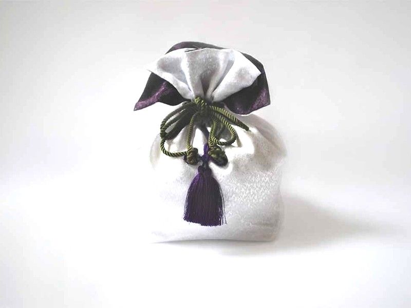 埋葬は、お骨を骨壺から取り出してではなく、骨袋へと移し替えて個別に行います