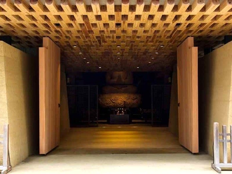 山門をくぐり奥へ進むと、慈愛の眼差しで合掌される「池袋大仏」のご尊顔が拝されます