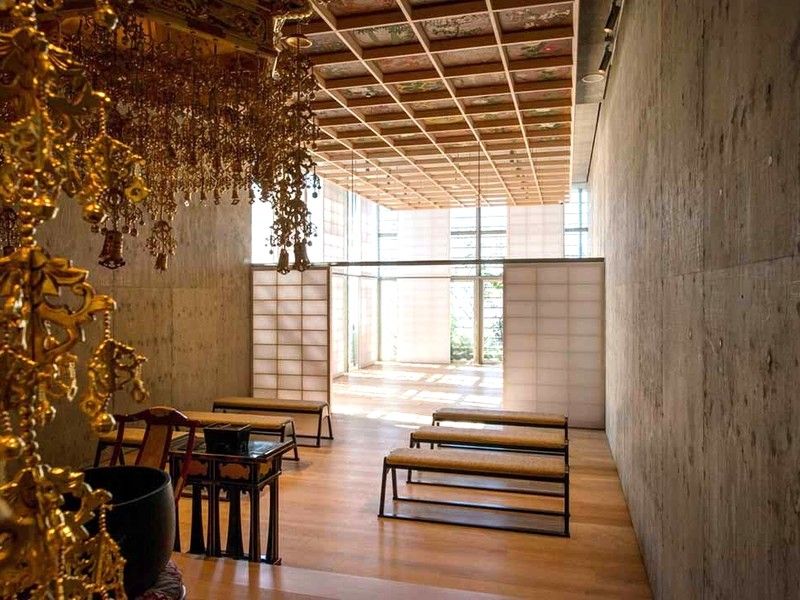 堂内の前後から外光が射し込み、窓を開けると心地よい風が吹き抜けていきます