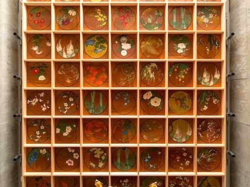 本堂の天井絵、堂内の仏具や天蓋により、旧本堂の面影や雰囲気を今に残しています