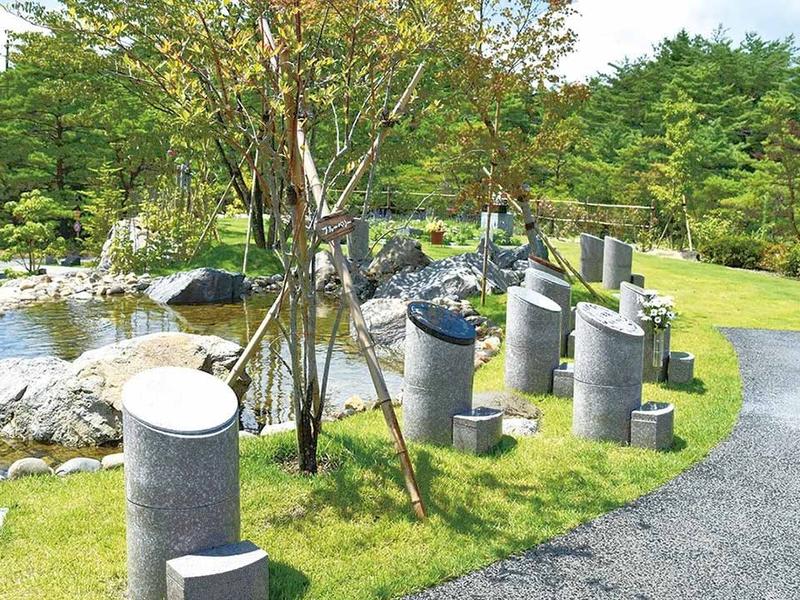 池に隣接する樹木葬：丸石タイプ