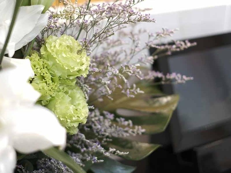 参拝ブースに備わる献花