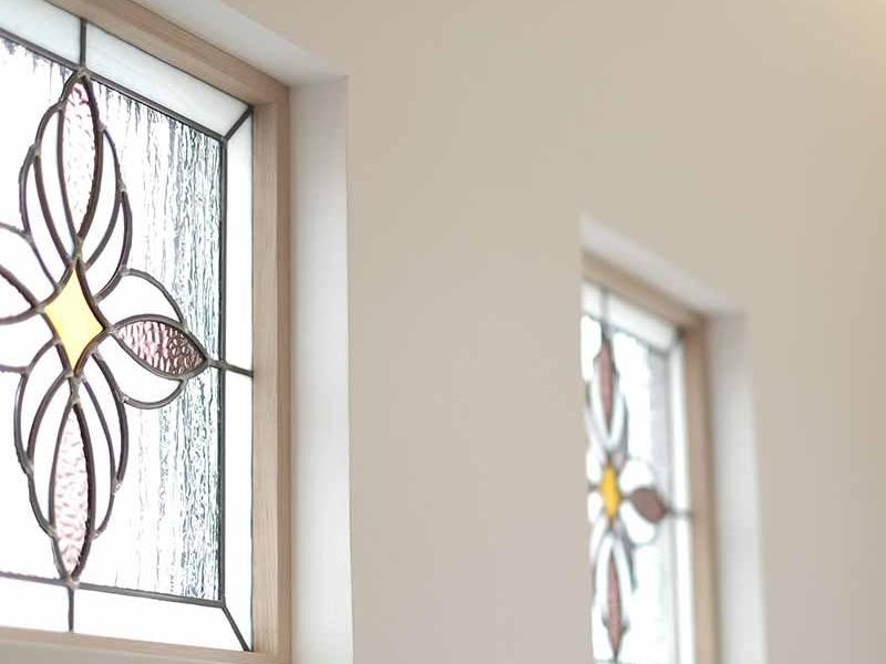 施設内に設けられたステンドグラス意匠の窓ガラス