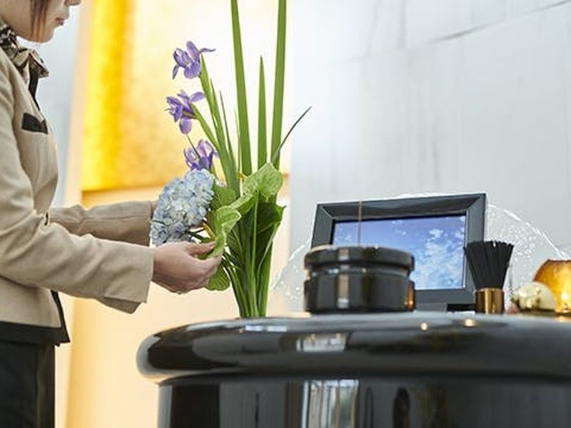 館内スタッフが快適なお参りの環境を整えます