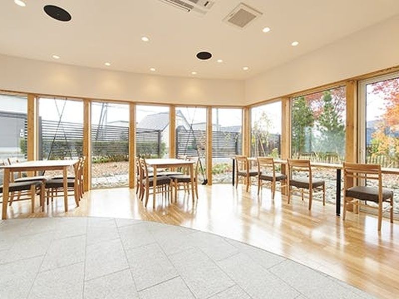 外光をふんだんに取り入れた休憩コーナー