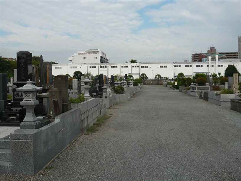 相模原市営 柴胡が原霊園　広い参道