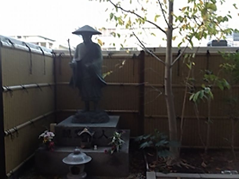 専光寺墓苑にある親鸞聖人像