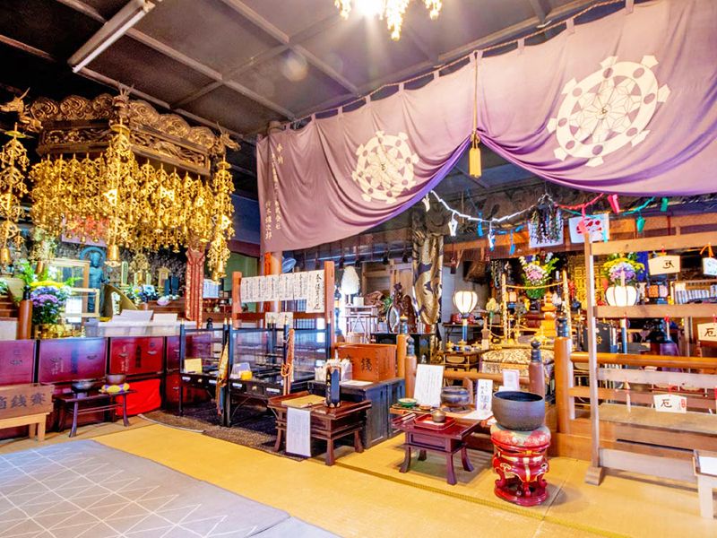 堂内の祭壇