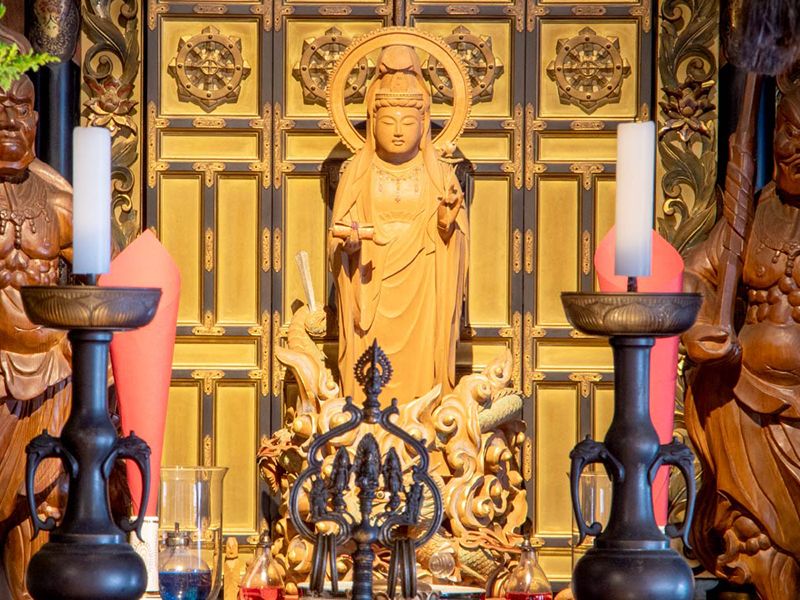 仏壇と金色の仏像