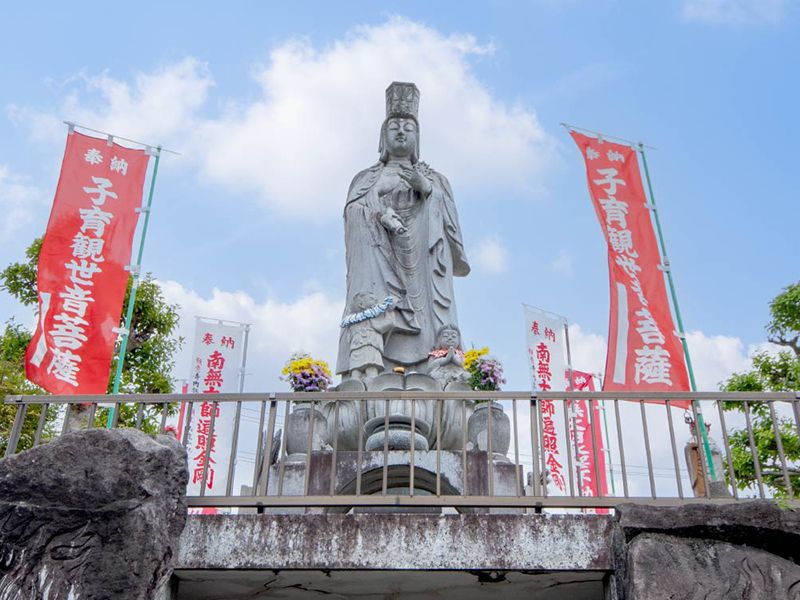 大きな仏像の供養塔