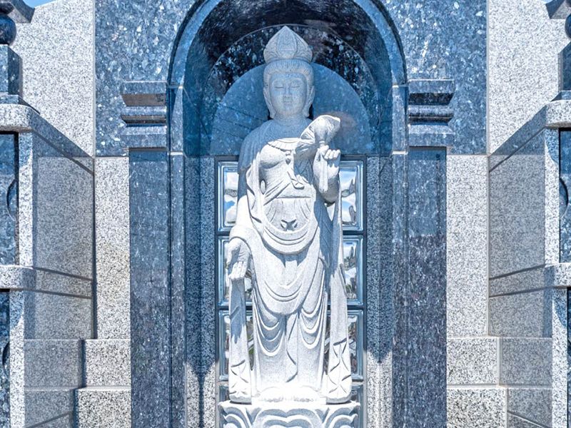 石仏を据えた納骨壇