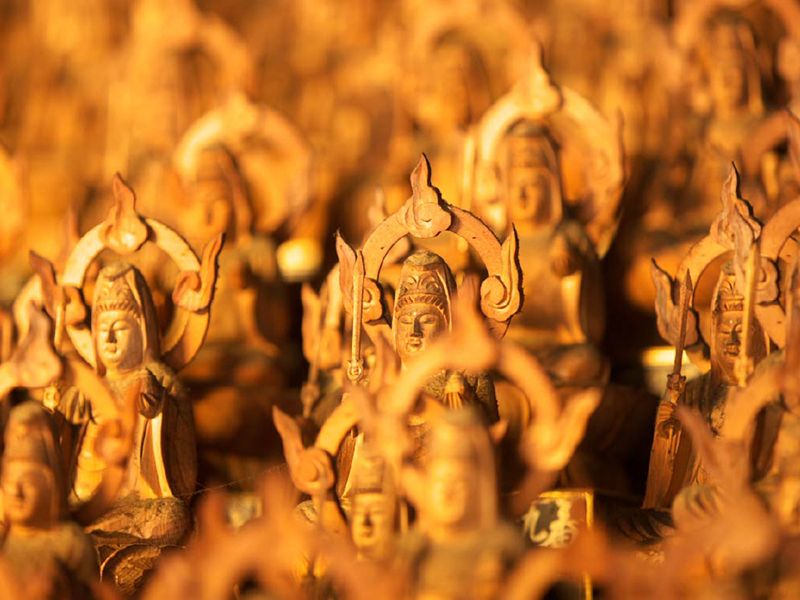 金色の仏像彫刻