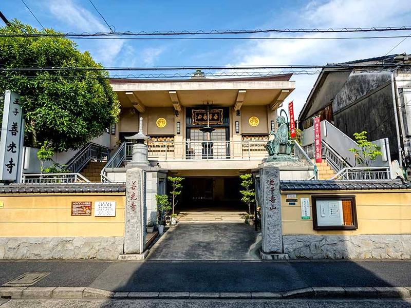 王子善光寺・永代供養納骨塔『やすらぎの塔』