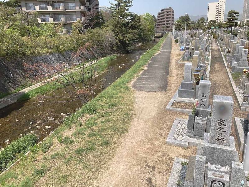 川に隣接する墓域
