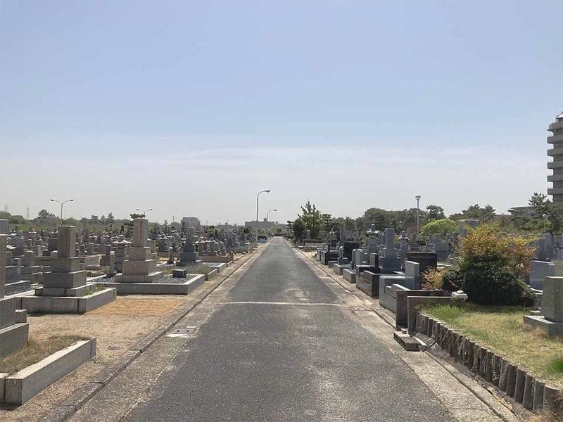 園内に設けられた幅広い参道