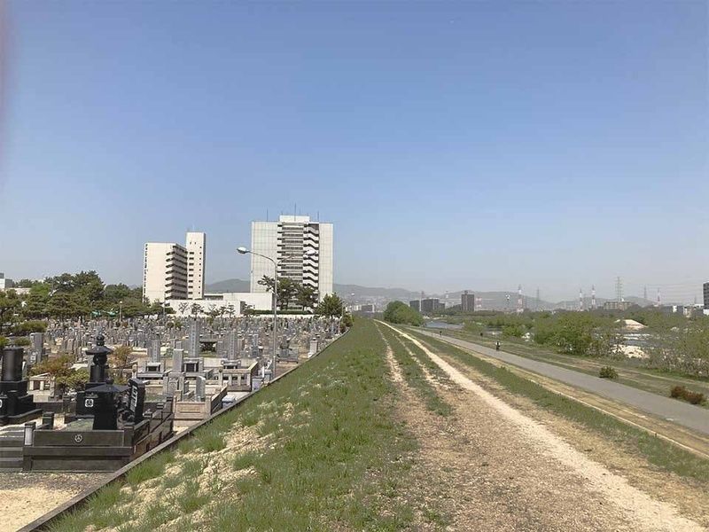 墓域に隣接する歩道