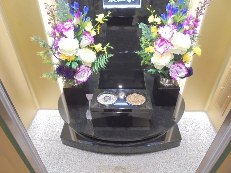 参拝室（常設されたお花とお香）