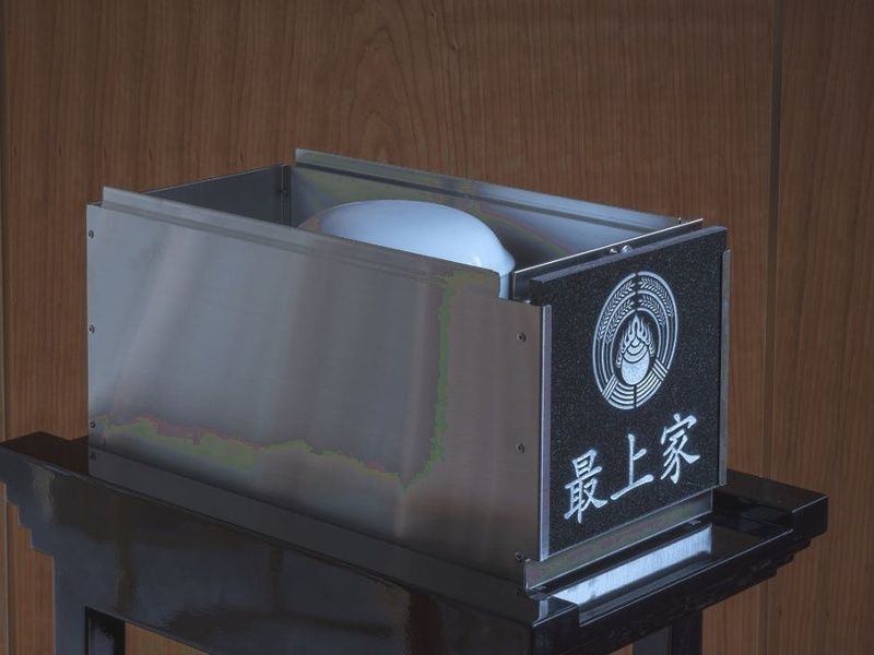 遺骨収蔵厨子（お参り時、墓石の中に収納）