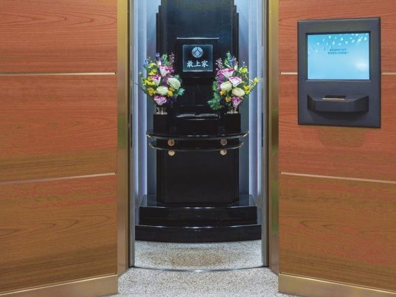 参拝室（黒御影石を使用したお墓）