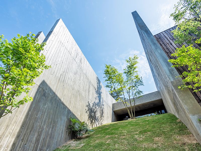 納骨堂の外観は古墳のしつらえです