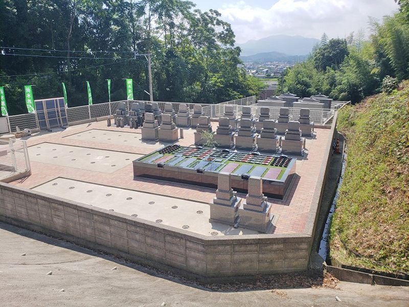 バリアフリー設計の墓苑風景