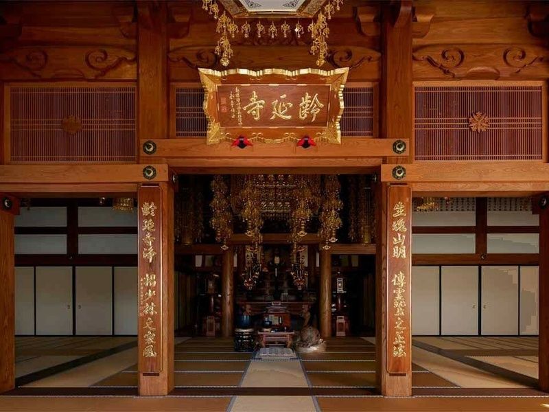 生魂山齢延寺　本堂内部　2002年から７年の時間をかけ、本堂建て替えなどの大改修が行われました