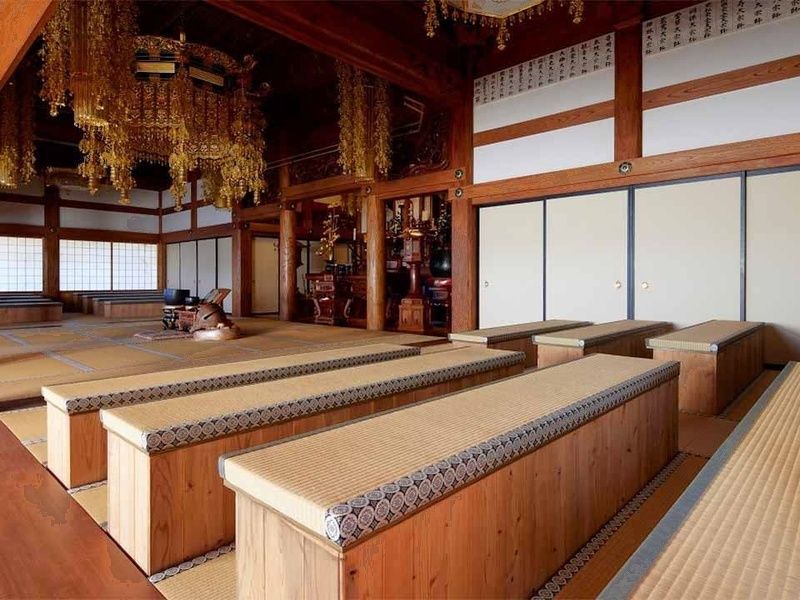 生魂山齢延寺 本堂内部　各種法要の際にお座りいただけるよう、昇降式の椅子が設置されています
