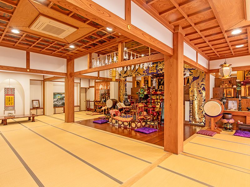 本堂内の祭壇