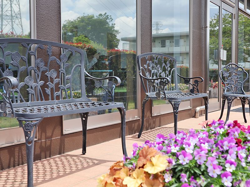 管理事務所の屋外ベンチ