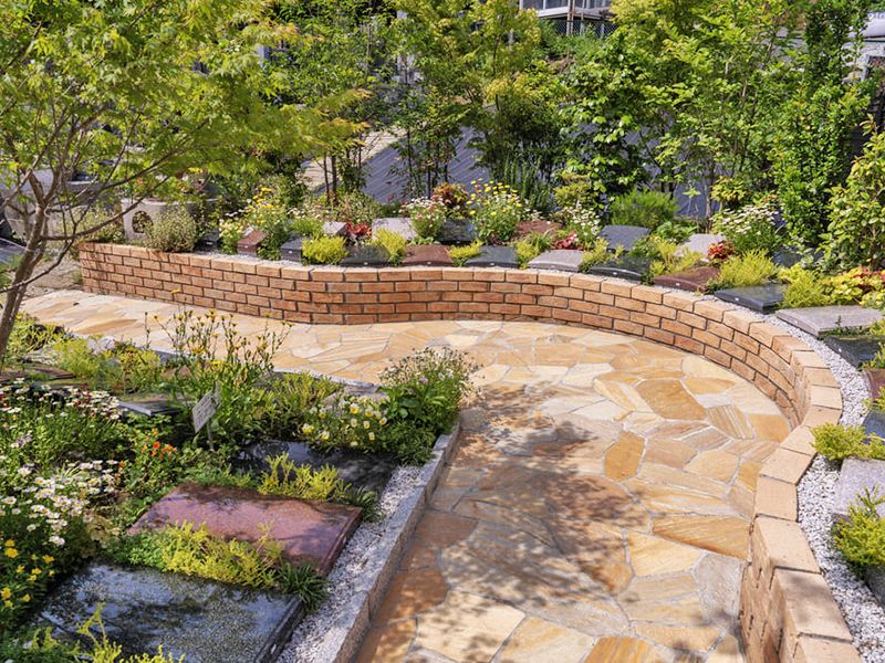 曲線を多く用いた、柔らかい印象の庭苑です